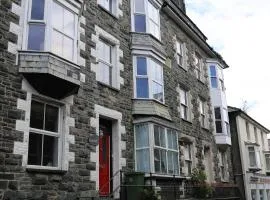 Central Barmouth Town House - Near Beach - Sleeps up to 16!