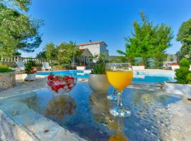 Wonderful villa Bibinje with private pool, jacuzzi and sauna near the beach - WiiBuk，位于比比涅的酒店