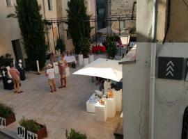 LE PETIT VENTOUX VILLAGE, hotel in Malaucène