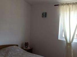 Apartments and rooms Mila - yard, hotel u gradu 'Supetarska Draga'