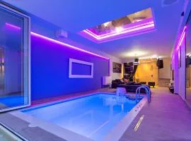 #1 Lux Villa with Pool, Gameroom, Spa, Zen Yard #Free airpot transport#