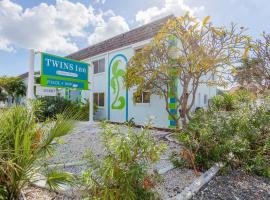 Twins Inn & Apartments: St Pete Beach şehrinde bir otel