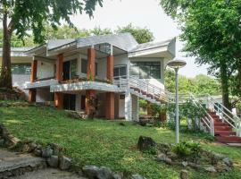 The Coastal Homes -Family House With Private Beach Quite & Peaceful, hotel perto de Jardim Botânico Rayong, Rayong