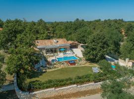 Family Villa Lipica with private pool and jacuzzi, casa de campo em Pazin