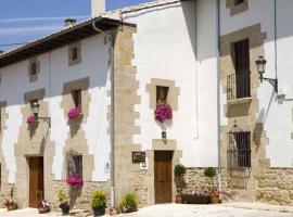 Casa Rural Lakoak, family hotel in Garínoain