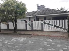 QUARTOS ACONCHEGANTES.., hotel in Jaraguá do Sul