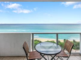 Oceanfront views, balcony & gym, bars, beach access and free parking!, хотел в Маями Бийч