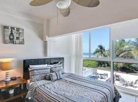 Oceanfront Townhouse with direct access to the Beach! Steps from the sand!, hotel sa Miami Beach