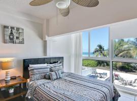 Oceanfront Townhouse with direct access to the Beach! Steps from the sand!, מלון במיאמי ביץ'