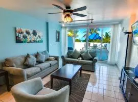 Beachfront Townhouse with private patio, direct beach access, gym, bars & free parking!