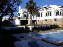 Torreguadiaro Villa - 2 mins walk from the bars and restaurants, Hotel in San Roque