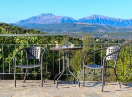 Breathtaking Lake View Cottage with a Fireplace Next to Ioannina City!, hotel económico en Ioánina