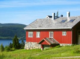 Four-Bedroom Holiday home in Follafoss، بيت عطلات في Vølset