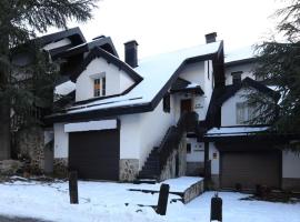 Chalet Adosado zona med/baja, хотел в Сиера Невада