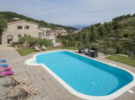 Apartments Star - with swimming pool, apartamento em Stomorska