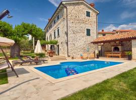 Stone villa Parentium with private pool in Porec, hotel en Dračevac