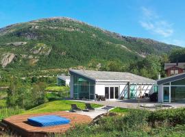 Four-Bedroom Holiday home in Inndyr 2, casa per le vacanze a Inndyr