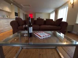Spacious Apartment with Roof Terrace, near The Waterfront, Ipswich