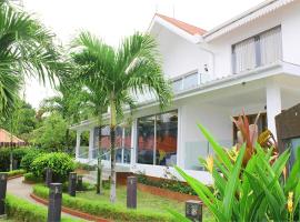Le Relax Hotel and Restaurant, hotel i Anse Royale