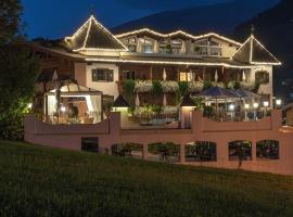 Romantik Hotel Alpenblick Ferienschlössl: Hippach şehrinde bir otel