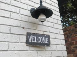 AfricaLove Guest Condo, hotel in East London