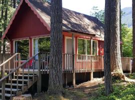 Little Red Cabin minutes to Mt Rainier Entrance, hotel poblíž významného místa Mount Rainier National Park, Ashford