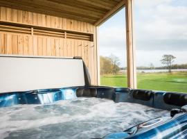 Platinum Lakeside Lodge at Mullans Bay, cabin in Kesh