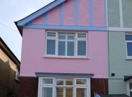 Charming pink house with perfect location, sted med privat overnatting i Whitstable