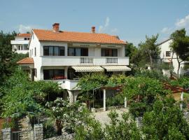 Apartments Jurina, hotel em Krk