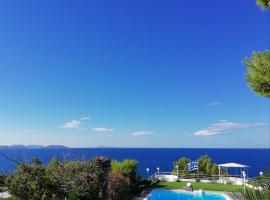 Beautiful, Private Villa by the Sea, hotelli kohteessa Aghia Marina
