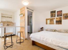 Designed Studio Apartment, hotel v destinaci Kefar Weradim
