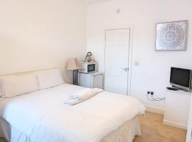 Whitburn Guest House About 7 mins Walk To The City Free Internet TV, hotel v destinaci Doncaster