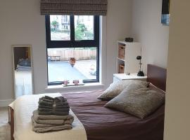 1 double guest bedroom in my home North Leeds, gistiheimili í Horsforth