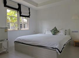 1715 House - White Rhino