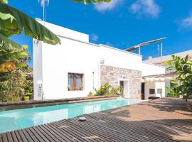 Villa Canaria piscina jacuzzi jardín, rumah kotej di Santa Maria de Guia