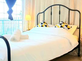 Pleasant Cozy Sunny Room with Garden, hotelli, jossa on pysäköintimahdollisuus kohteessa Jerusalem
