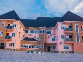 Fergmond Luxury Hotels, hotel u gradu Obiaruku