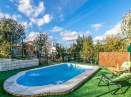 Amazing Home In Puertollano With Outdoor Swimming Pool, hotell med pool i Las Caserías