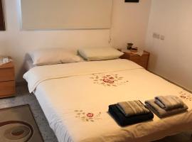 הבית בגן, hotel with parking in Gan Yavne