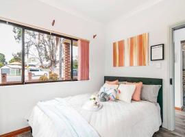 1 Private Double Room In Berala 1 minute away from Train Station - ROOM ONLY, מלון עם חניה בRegents Park