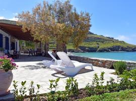 The Stone Beach House in the area of Kampi, Koundouros, perehotell sihtkohas Ioulída