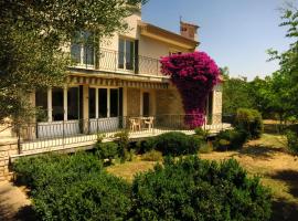 Maison lumineuse et spacieuse avec jardin arboré, maison de vacances à La Valette-du-Var