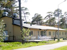 Gotlands Idrottscenter Vandrarhem, taman percutian di Fårösund