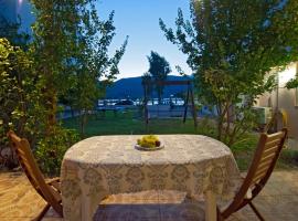 Villa Elli 2 Beach-front villa with garden, hotel v destinaci Itea