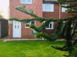 Glenbrae House 3 bedrooms near Nantwich with countryside views on private driveway