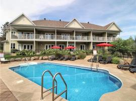 Splendid Mountain View Condo with Pool, BBQ & Terrace - Water Park, MTB, Cycling, Golf!, hotel di Bromont