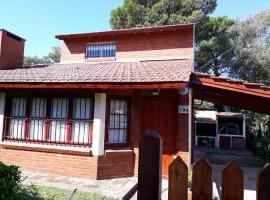 Chalet en Villa Gesell、ビージャ・ヘセルのホテル