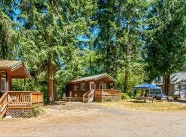 Onalaska에 위치한 자쿠지가 있는 호텔 Chehalis Camping Resort One-Bedroom Cabin 2
