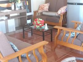 2 bedrooms appartement at Mahebourg 200 m away from the beach with sea view enclosed garden and wifi, hotel in Mahébourg