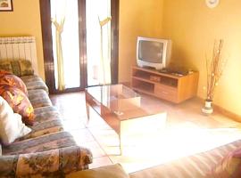 Apartment with 2 bedrooms in Sorripas with wonderful mountain view enclosed garden and WiFi，Sorripas的飯店